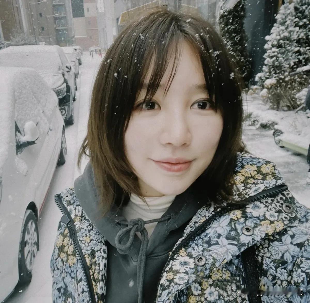 2月，演员尹恩惠在自己的Instagram上上传了多张照片。公开的照片中，尹恩惠