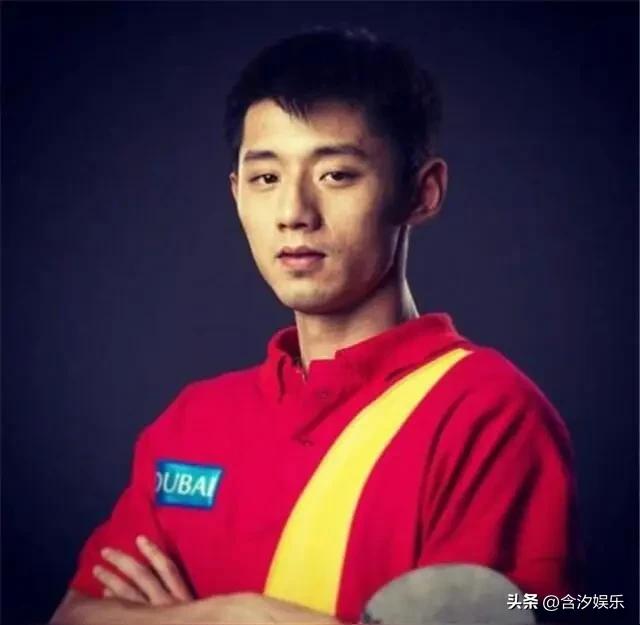 网友问张继科:“你现在都退役了，为什么不去国外当教练？”张继科摇摇头:“我毕竟是