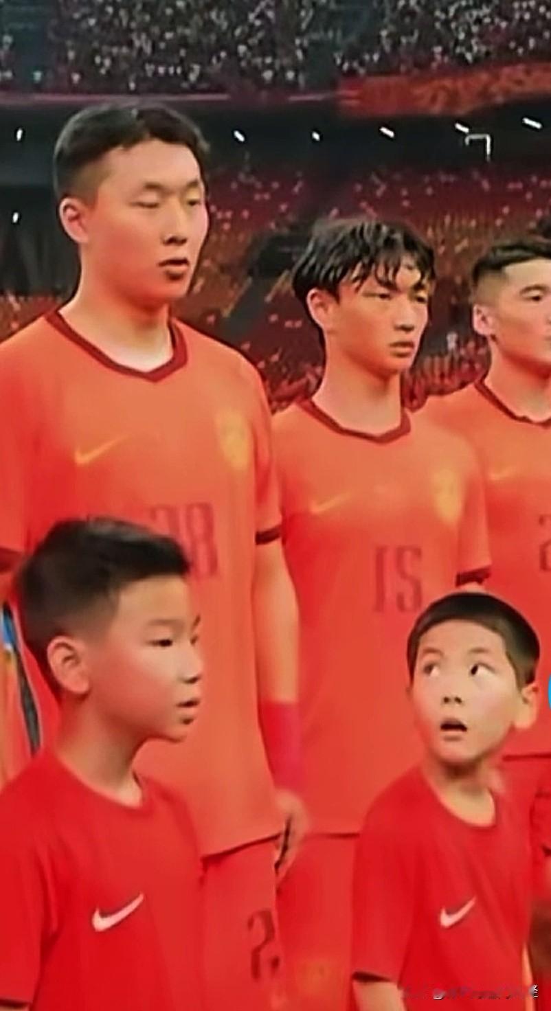 昨晚国足对阵马尔代夫，新南通人杨明洋迎来国脚生涯“首秀”，也是首次首发出场，身披