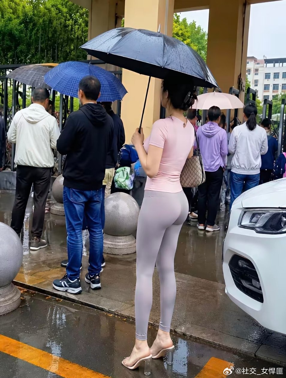 练完瑜伽去接小孩，为什么被一些家长说三道四？这样穿有什么问题吗 