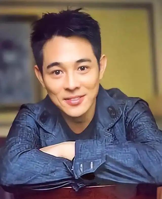 现在全网最尴尬的人应该就是巨星李连杰了吗？他入驻短视频平台的时候，想着肯定能一夜