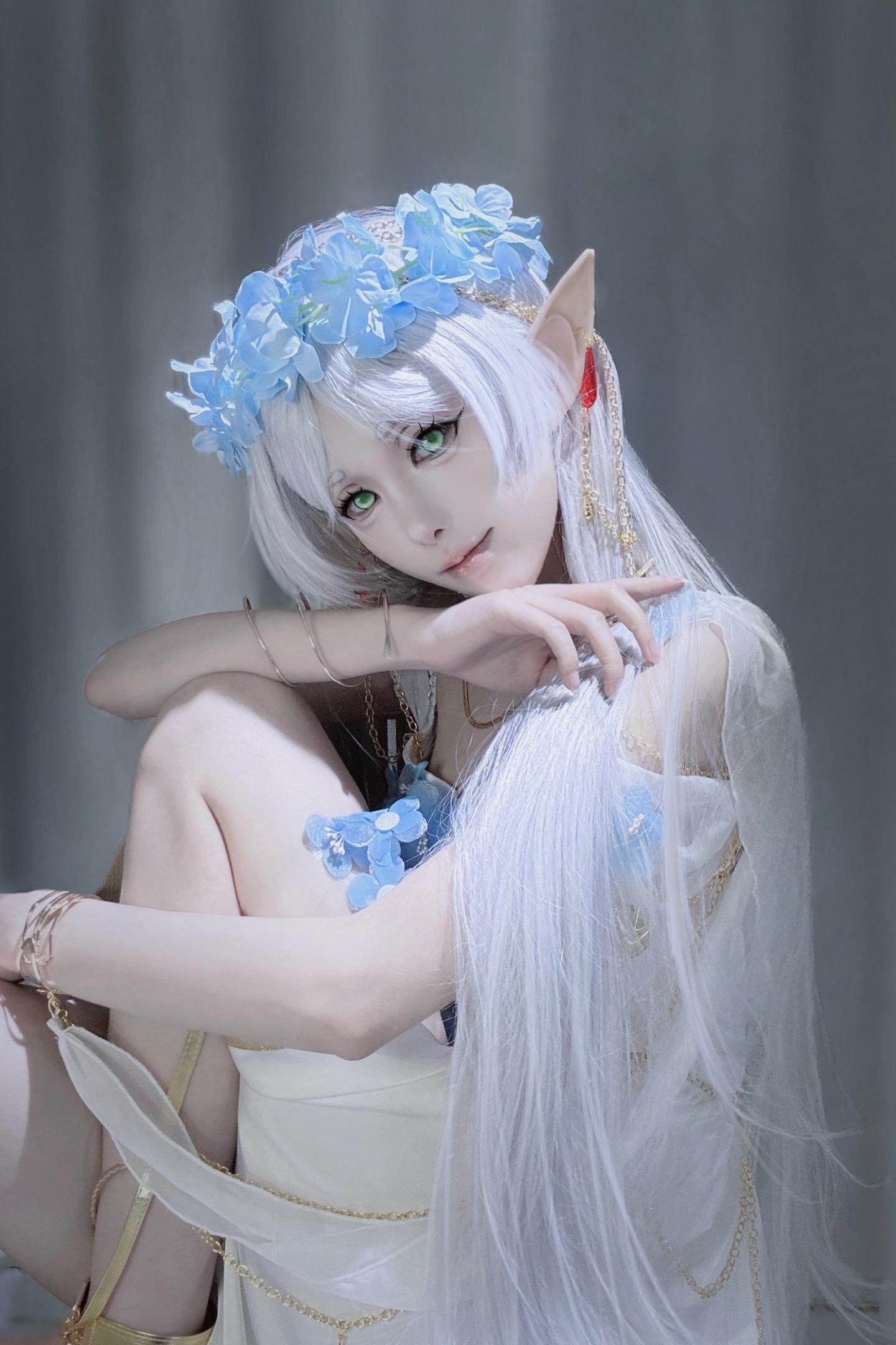 芙莉莲神谕少女。勇者死后x年，芙莉莲来到勇者的故乡，戴上星月草花环，穿...