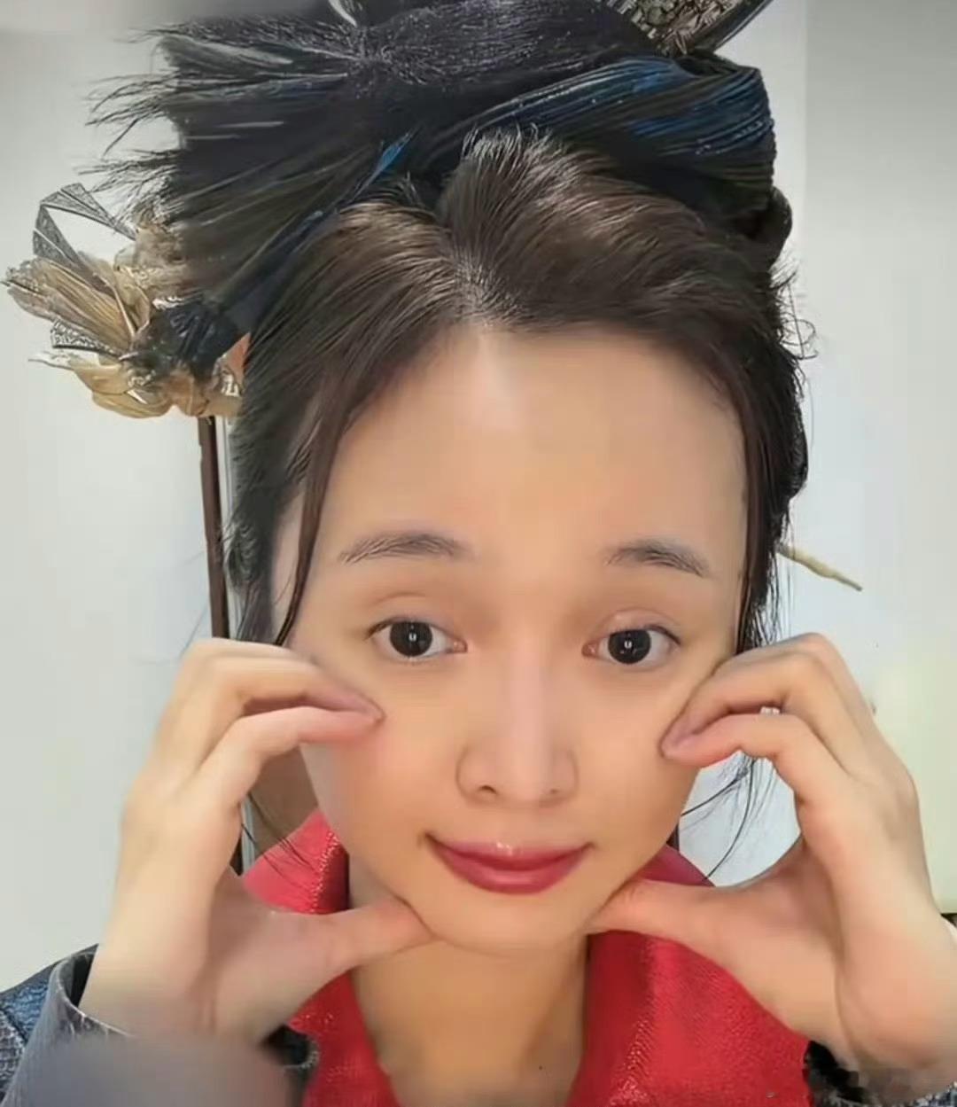 吴宣仪成立个人工作室，要离开乐华了。这是她最新直播的状态，褪去爱豆滤镜，再加上她