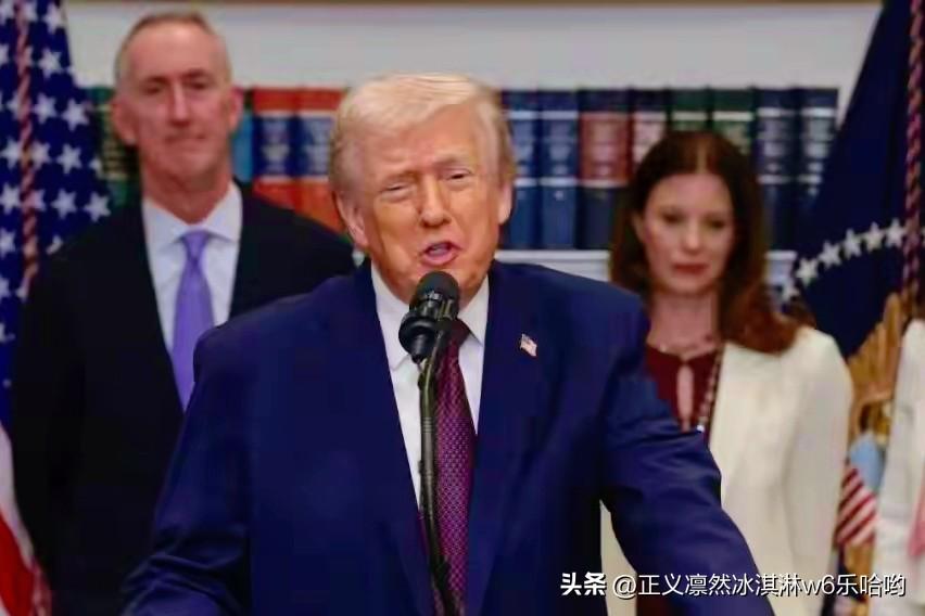 特朗普翻新白宫背景很值得玩味。他抱怨白宫没足够大的厅室举办大型国宴，白宫接待外宾