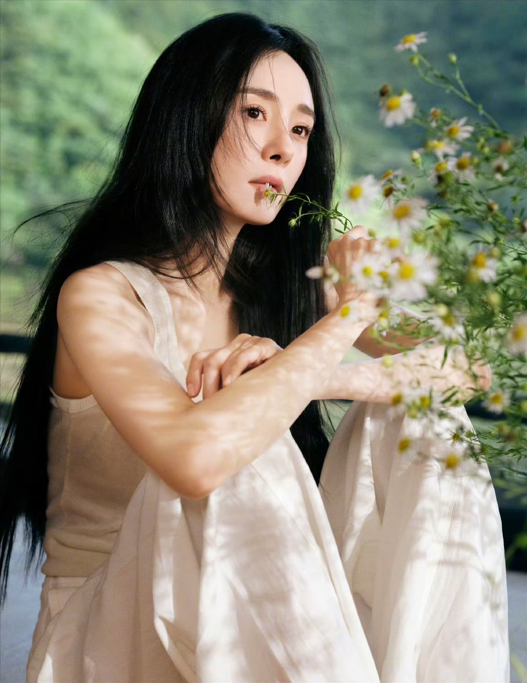 杨幂大道至简杨幂黑长直素妆杨幂39岁生日写真走的是大道至简的风格 ​​​