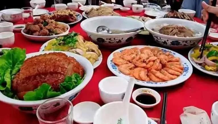 我朋友父亲去世，通知几个近亲，当天拉回农村老家，下午安葬完，晚上两桌火锅完事，没