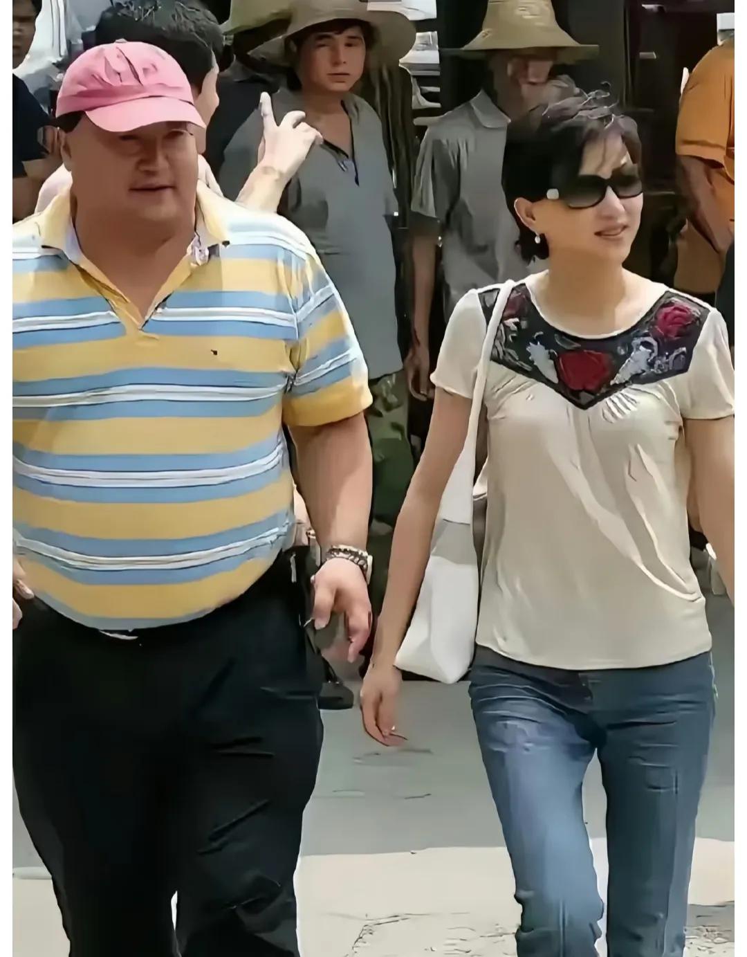 主持人杨澜夫妇。老公一定是特别有钱的那种，杨澜这么知性的，看上的肯定是对方踏实稳