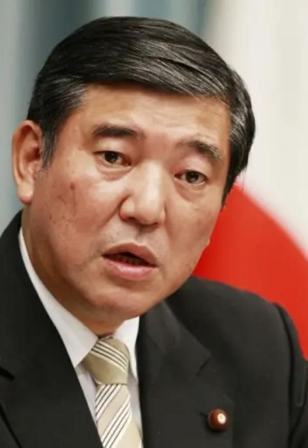 石破茂总算说了句人话！日本不能傻乎乎给美国当狗，结果被反咬。2003年小泉跪舔伊