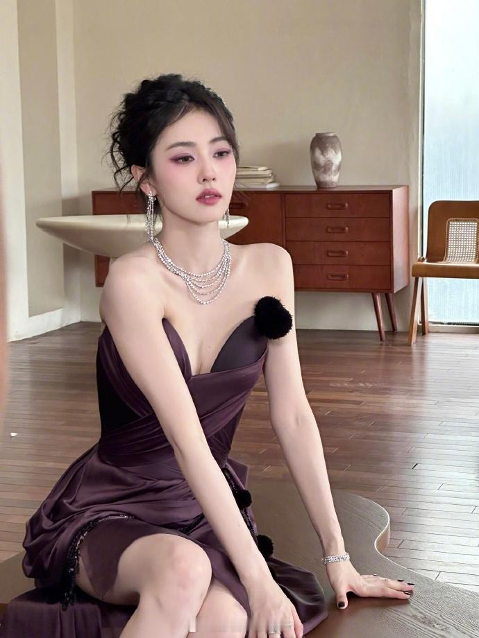 白鹿叶璃式露脸太绝，又美又飒的造型，瞬间让人好奇她在《莫离》中的传奇人生！白鹿我
