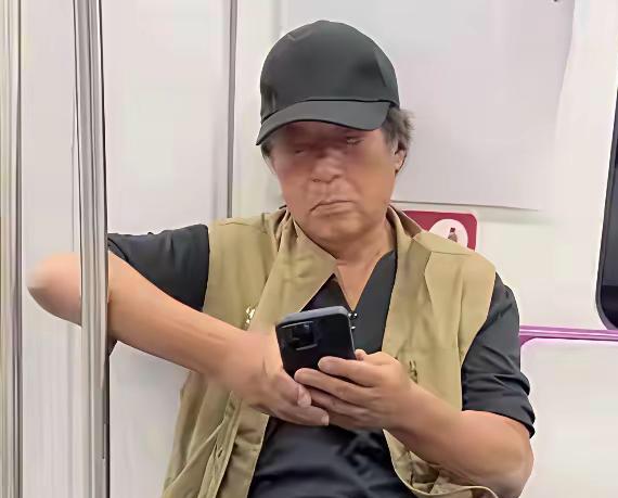 提及牛群，人们总会想起他与冯巩的经典相声搭档，其艺术水准早已达艺术家级别，深耕文