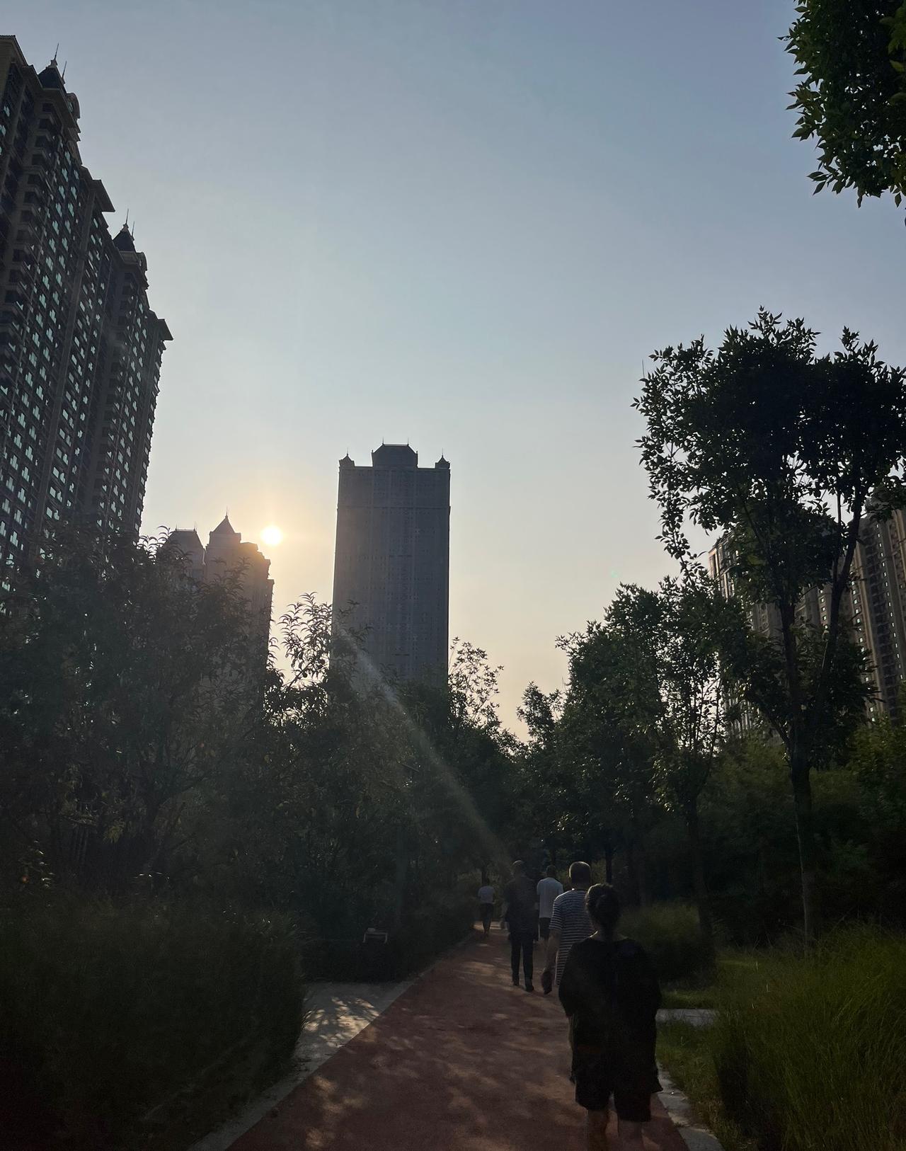 一天文计在于晨
早晨的阳光，绿色的植物，树木花草，人们。