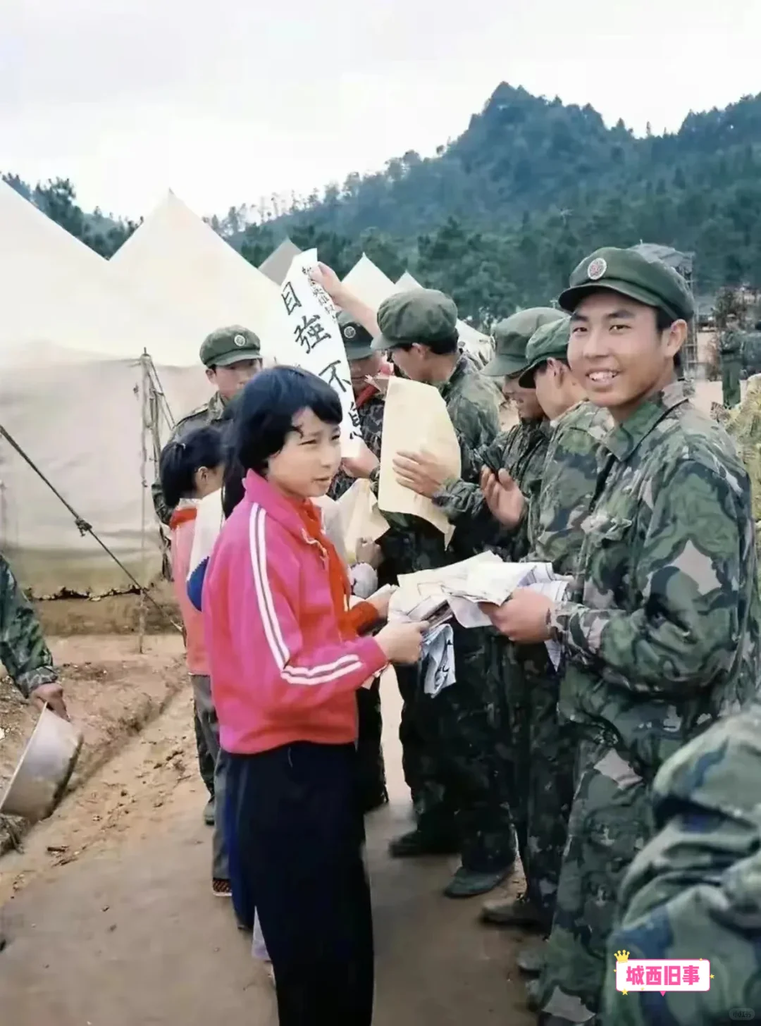 1986年，杨代宽烈士出征老山前线之前，妹妹为他送行时的照片，镜头中他...