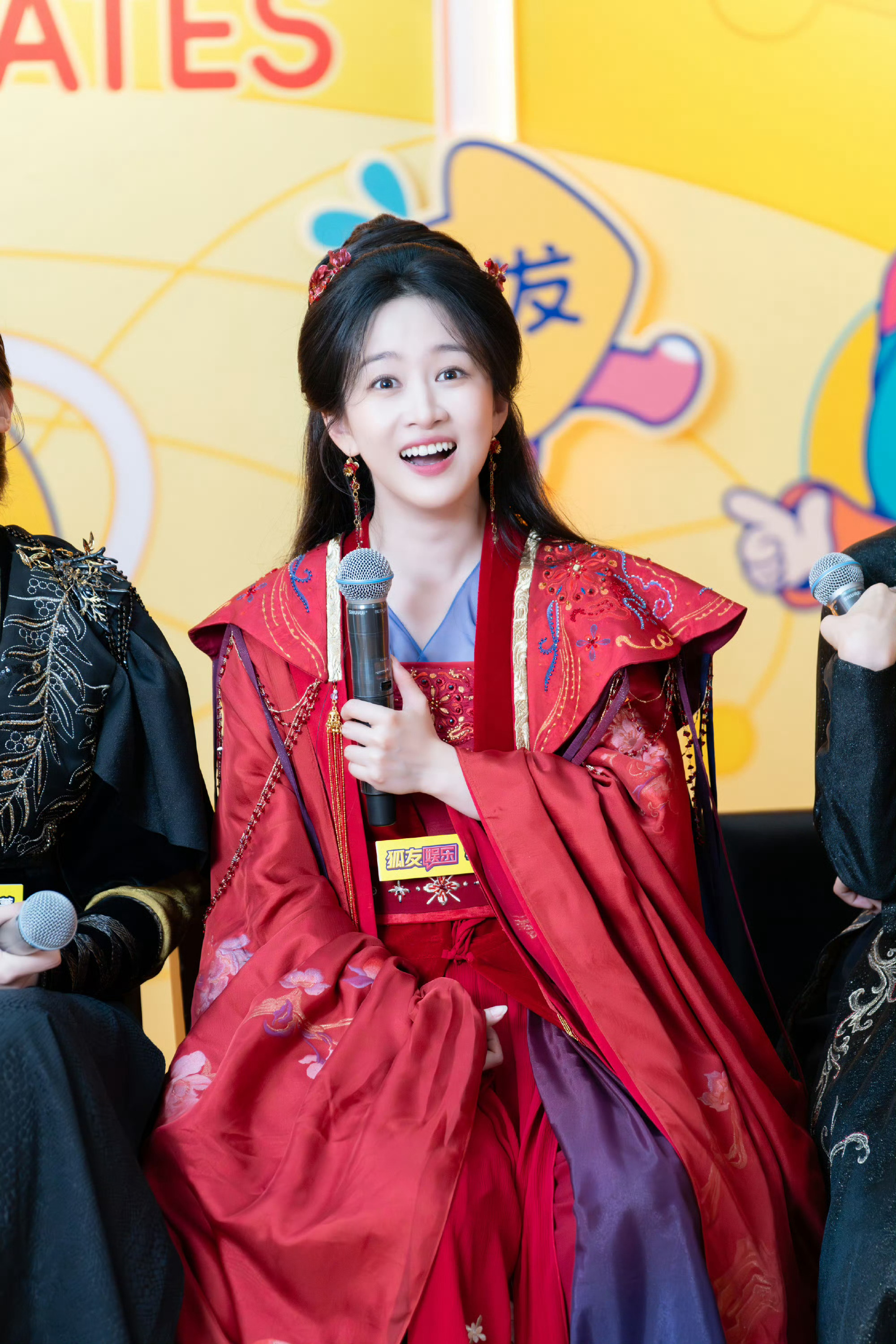 傅菁被刘美含公主抱傅菁刘美含这身高差，公主抱确实很有反差啊！！刘美含小小的身体大