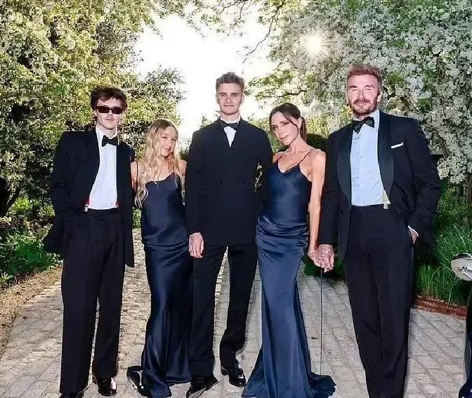 布鲁克林·贝克汉姆把爸妈弟妹全从ins踢出去，账号里只剩老婆和岳父岳母。
外媒扒