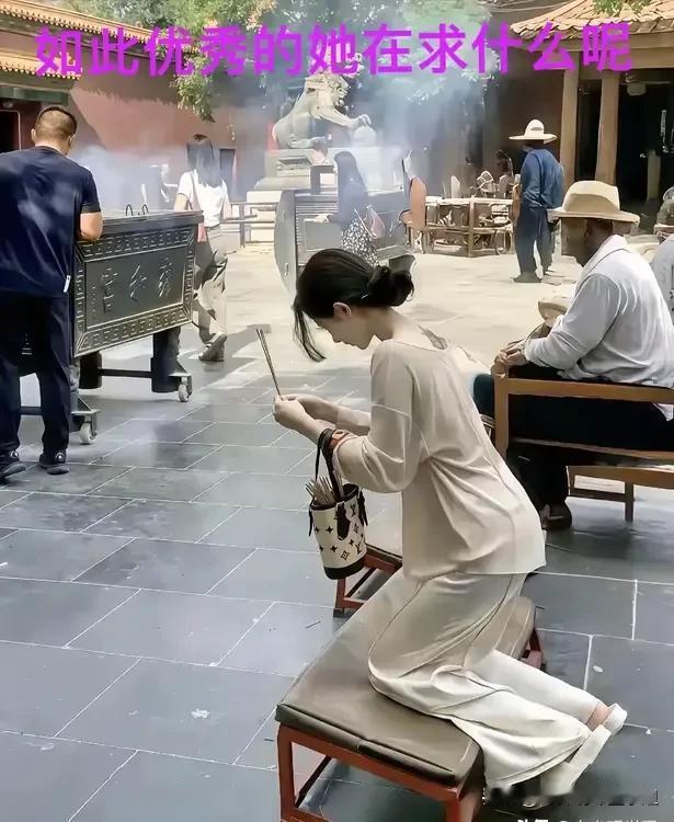 发现了一个问题，好多人看见有寺庙的地方，总是会忍不住去拜一拜，图中女主人公，相貌