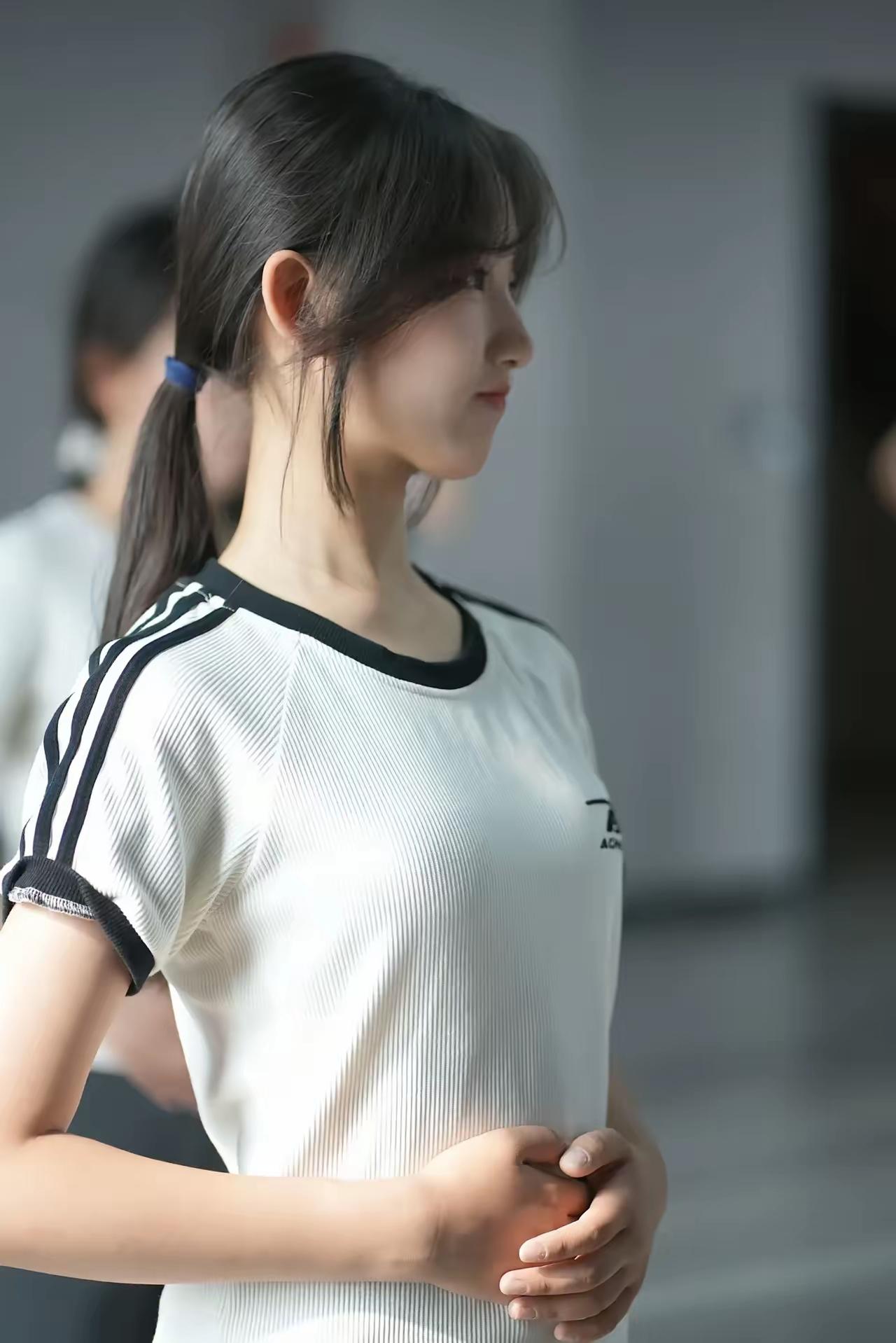 🎀 舞蹈课的小日常
扎着乖乖的马尾，穿着清爽的练功服
站在镜子前，等待音乐响起