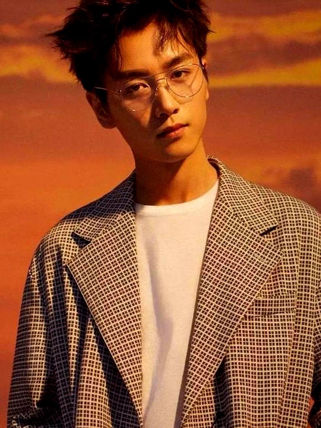 当一张家族履历被放到放大镜下时，很多标签就自己冒出来了。
陈晓的父亲做过安徽省卫