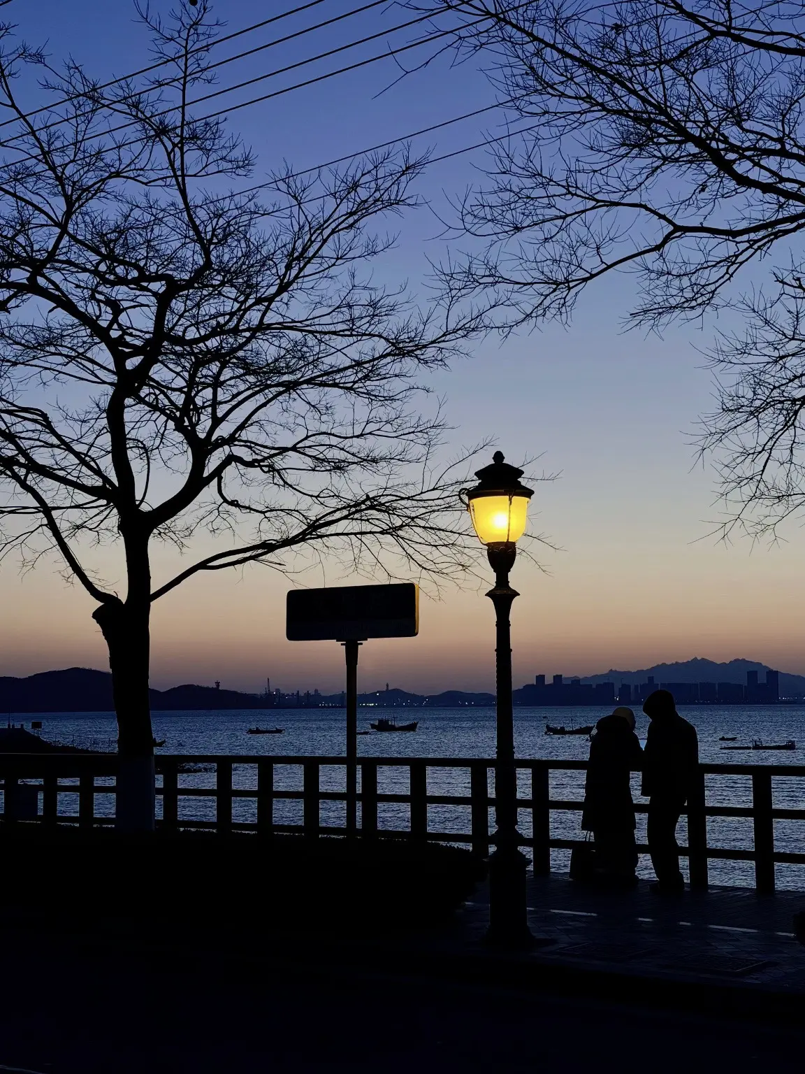 有些东西不是原路返回就能找到的，就像故地重游也仅仅 只会带回忆给你。