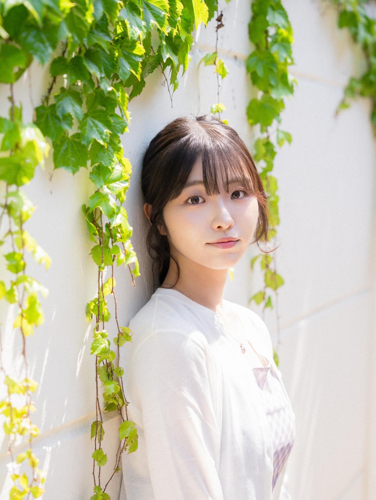 阳光下的少女，绿植环绕，清新自然。你喜欢哪一种气质的美人?