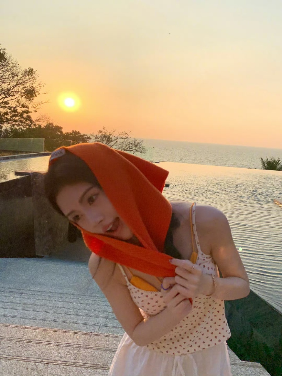 鞠婧祎鞠婧祎cos小红帽鞠婧祎海边日落plog 小鞠就这样美爆全世界 