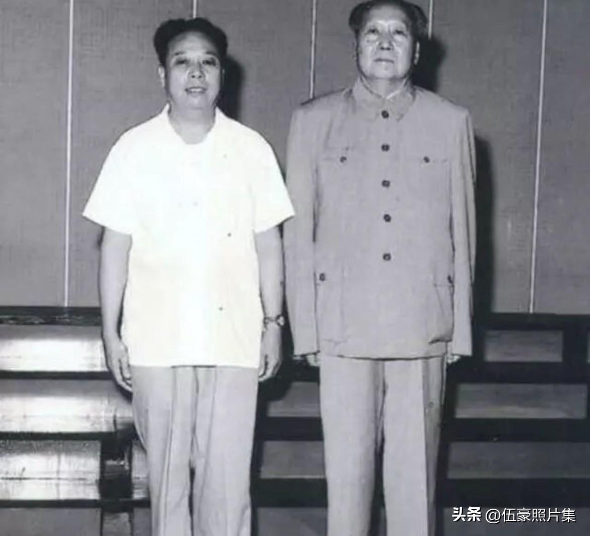 毛泽东主席与中央警卫团首任团长张耀祠的合影。1953年5月，时任公安部九局（中央