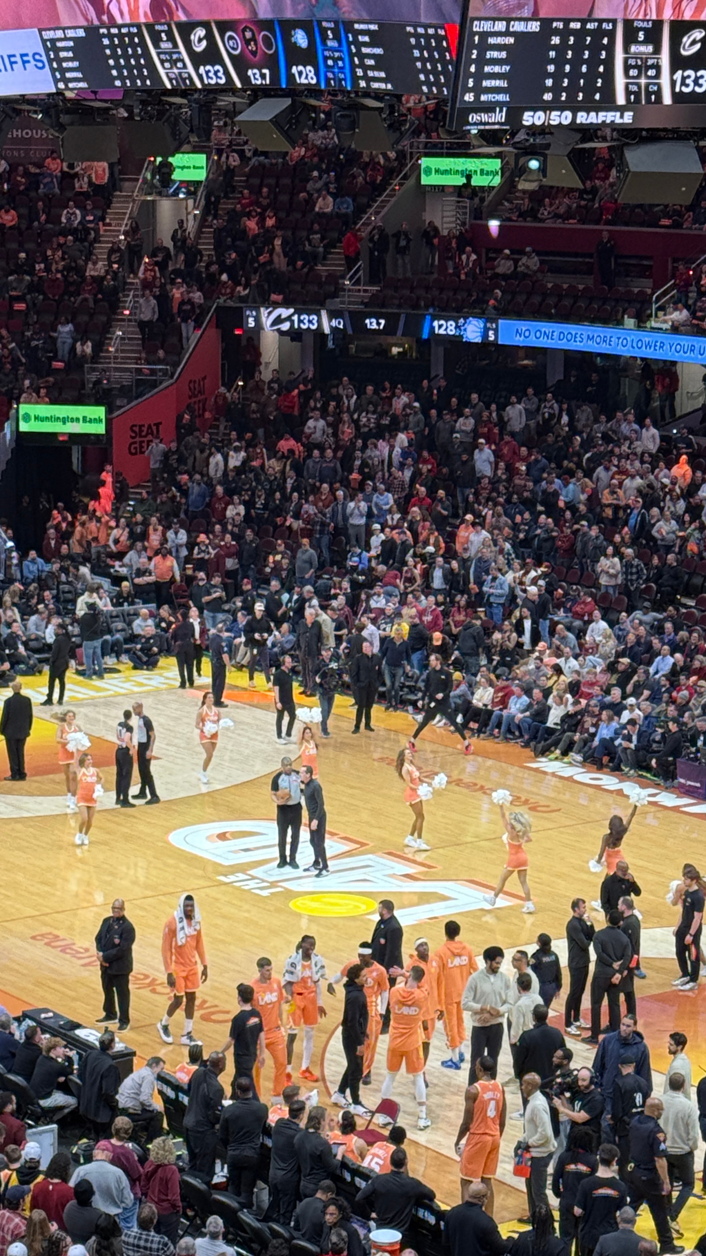 米切尔和哈登带领骑士赢球。骑士这防守还是差点意思。 