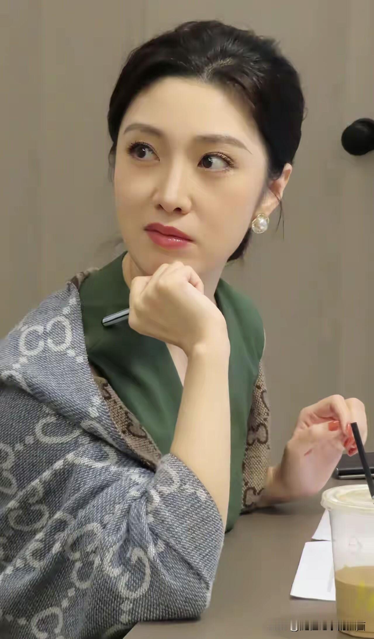 这可是长得比央视主持人周涛都要漂亮的一个美女，着装知性干练，一看就是特别有气质的