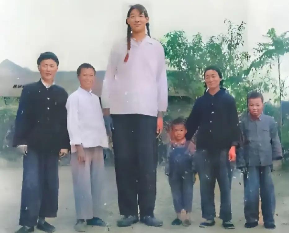 这是70年代，女巨人曾金莲与家人们的一张合影，她的家人们身高都和普通人无异，但是