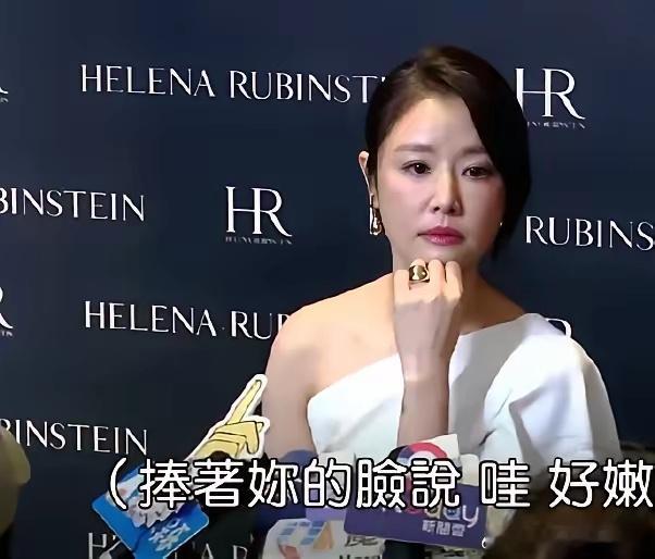 记者问林心如：“你晚上护肤完后，霍建华icon会捧着你的脸说，哇，好嫩吗？”林心