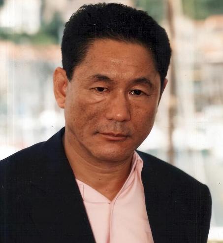 早年，日本导演北野武桀骜不驯，和母亲斗了一辈子。他曾问妈妈:“你为什么40岁还要