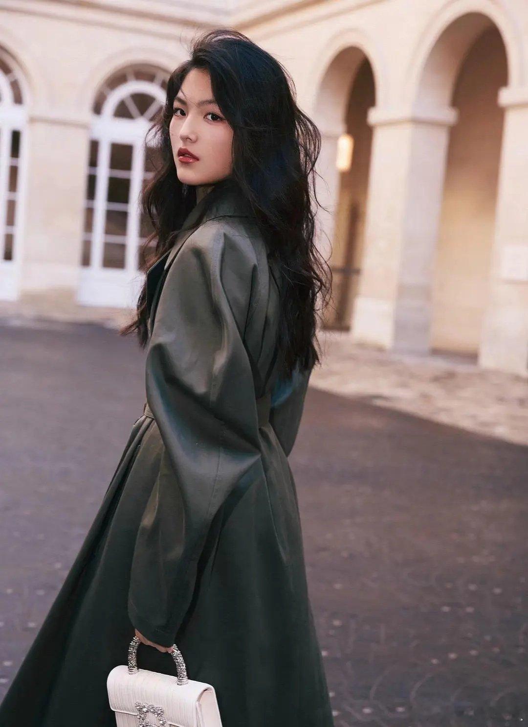 在王诗龄的身上真的能够感受到在爱和金钱下培养出来的女孩儿真的是自信大方的 ​​​