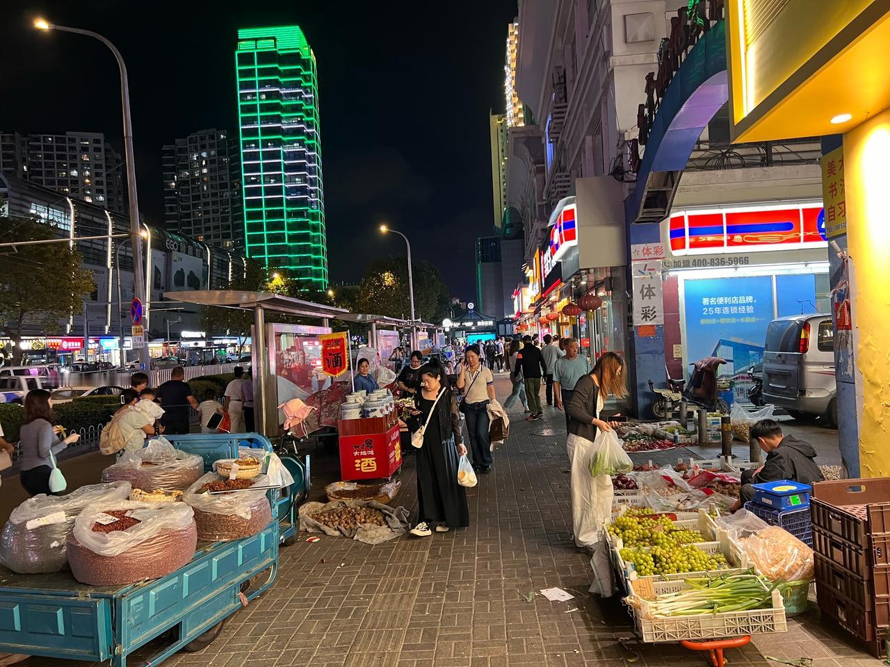 为何说青岛地摊人性化管理体现了城市文明？青岛是一座旅游城市，也是一座新一线城市，