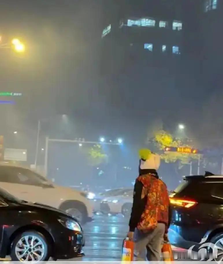 外卖小哥勇救火反遭索赔，暖心官方免单感人瞬间



在这个快节奏的城市生活中，许