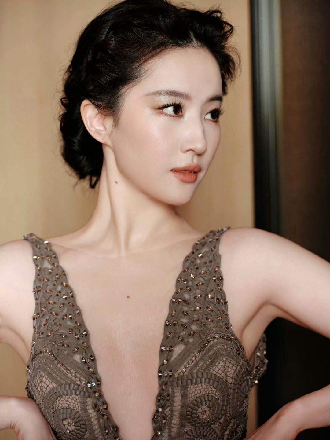 刘亦菲镂空流苏裙刘亦菲宝格丽米兰高珠展造型刘亦菲宝格丽米兰高珠展造型，镂空流苏裙