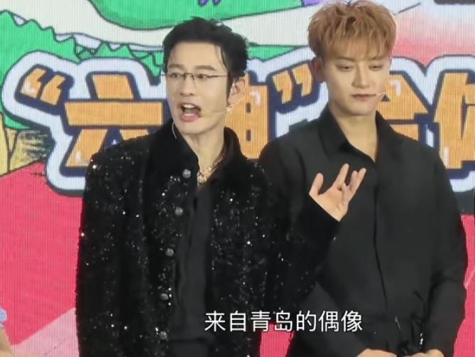 黄子韬，估计尴尬死了！

48岁的黄晓明，在某活动中，与32岁的黄子韬同框。
