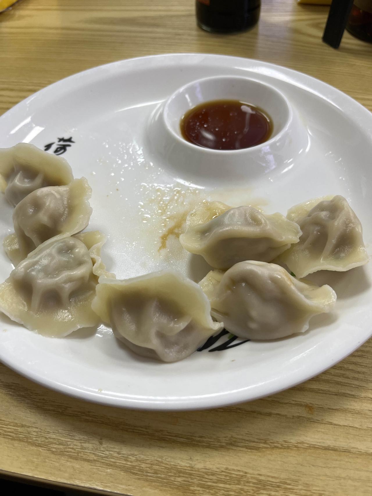 一盘热气腾腾的饺子，蘸酱正好。