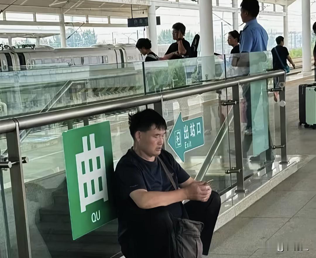 朱之文之所以能火这么久，就是他这个人比较真实，低调。一点明星架子都没有，始终能摆