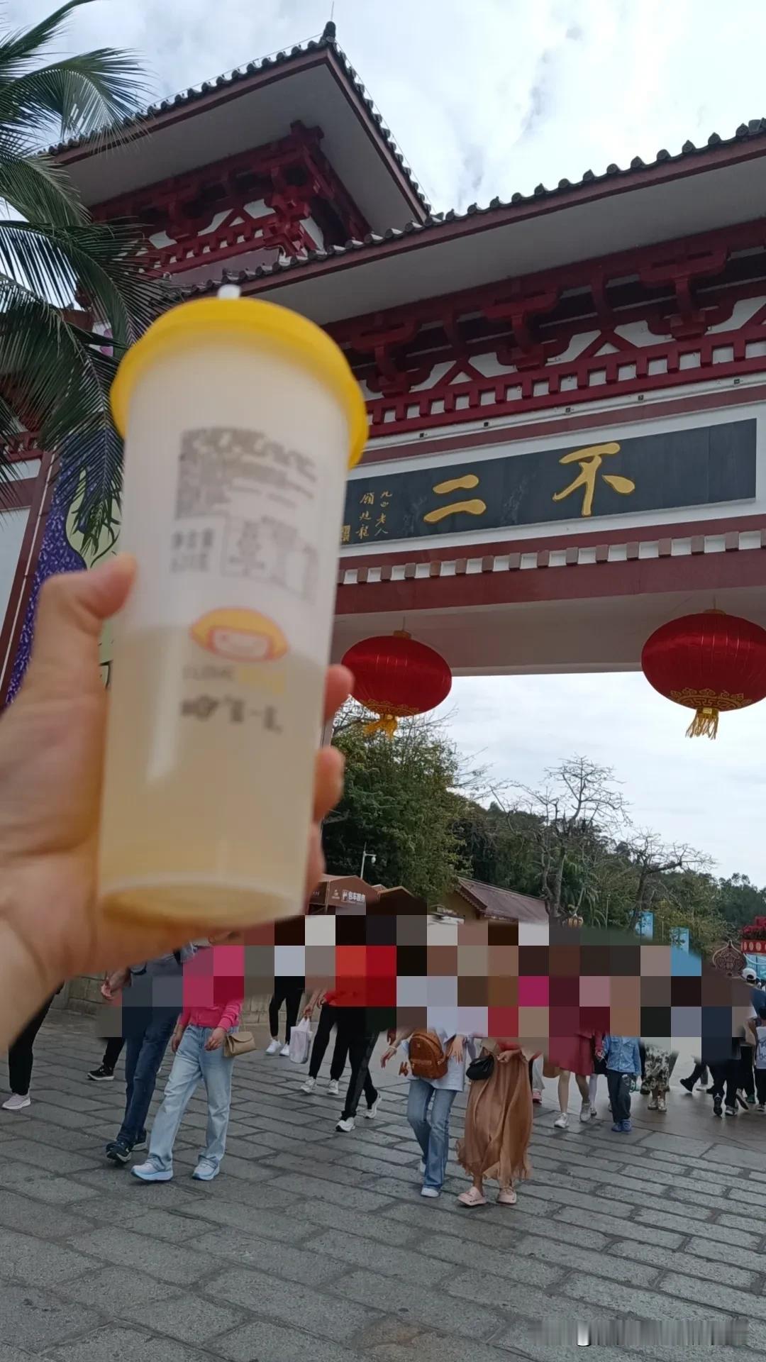 为什么越冬旅居首选三亚?
三亚每年冬天人都很多。
我家一放寒假也去三亚了。
最直