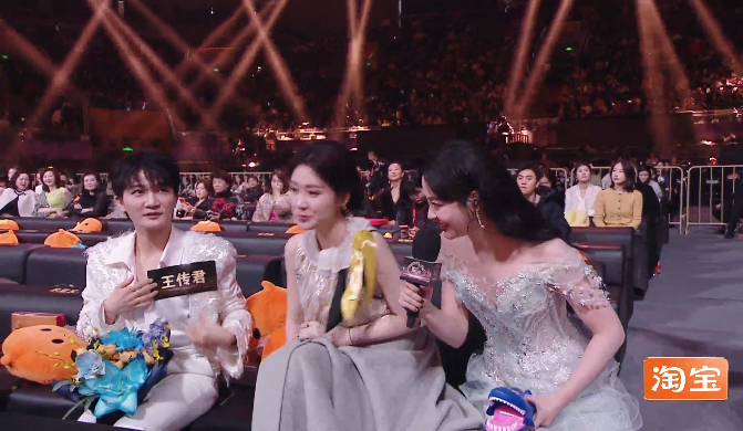 周深把王传君名牌贴在身上