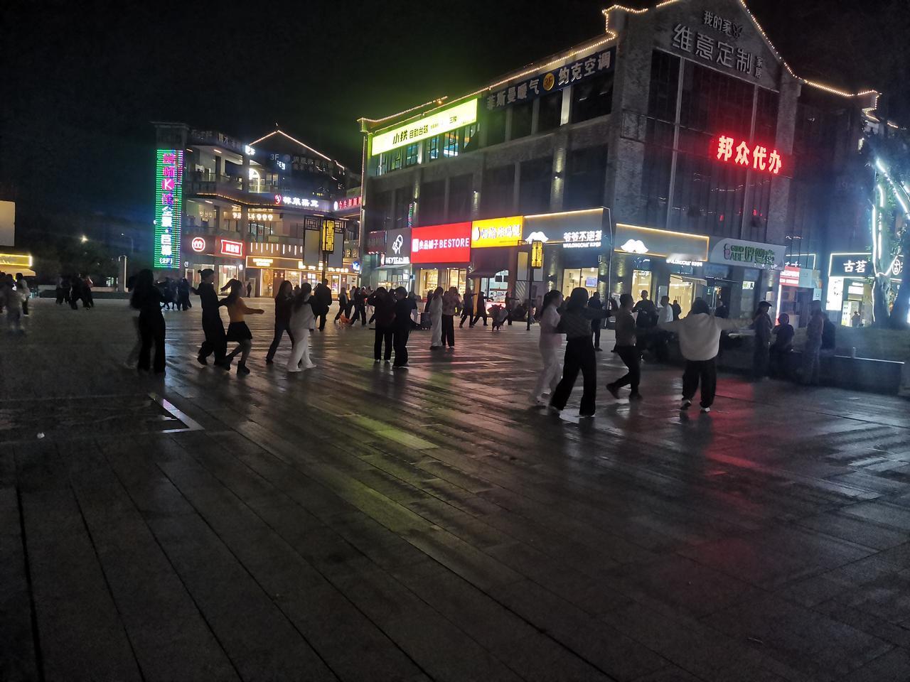 我晚上观察了一下跳广场舞的人群，
音乐一换，立马切换舞蹈，
十八般“舞”艺跳遍“