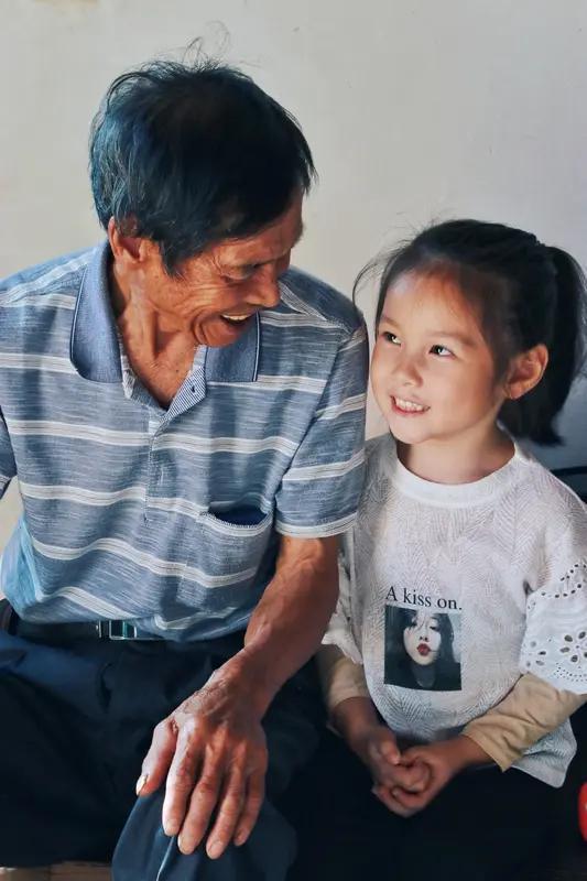 邻居女儿走了这些年，每到寒暑假，女婿总会把孩子送来住，逢年过节该有的礼数，一样没