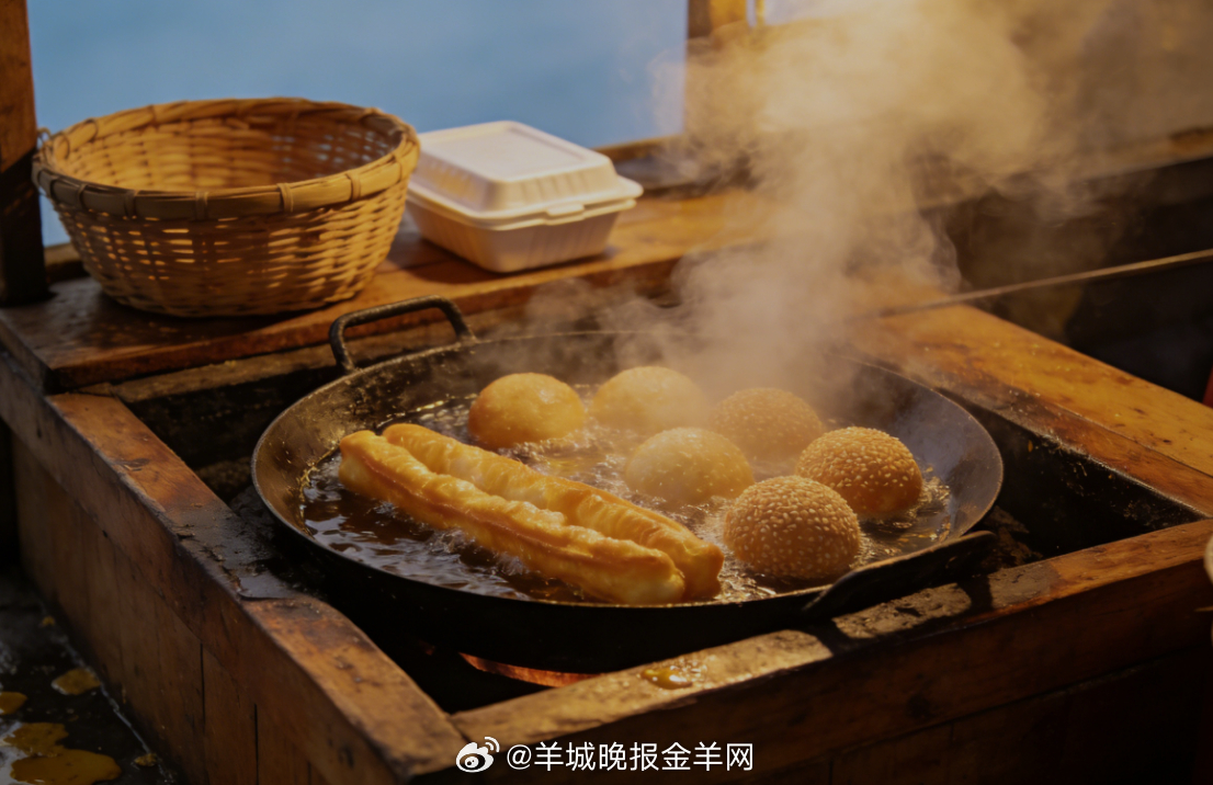 #早安# 清晨的油炸早餐铺冒着暖香，热气裹着人间温柔，烟火气轻轻落在心上，新的一