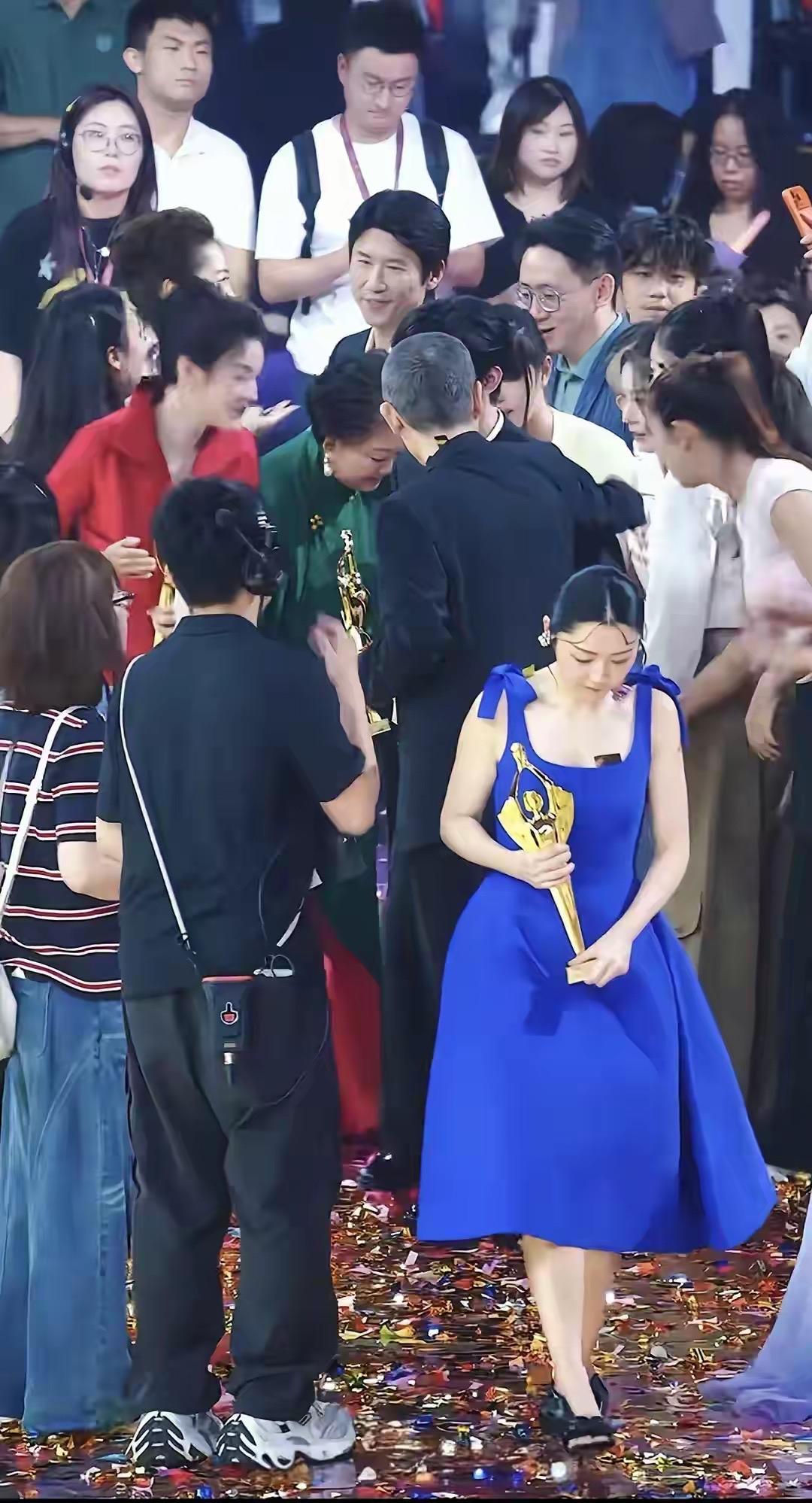 史上最低调百花影后诞生！无人簇拥，独自安静离场，没有专车接送，演员本来就该回归职