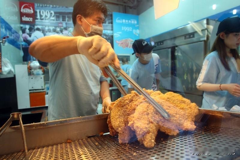 鸡排哥引发排队热潮的原因是什么 鸡排哥能引发排队热潮，原因还挺多。他的“脱口秀式