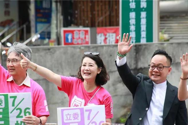 民进党团「五一战队」14日至基隆与基隆市议长童子玮合体，号召民众支持罢免国民党蓝