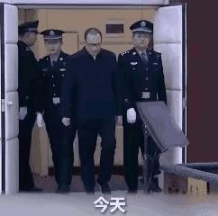 行政夹克白衬衣，这状态，这精神头仿佛不是嫌疑人，而是两个保镖在陪同领导去开会。