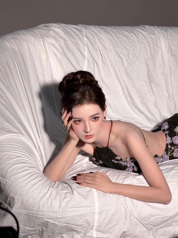 张予曦VOGUE裸全背造型张予曦VOGUE裸全背造型出圈，黑纱轻盈，紫花浪漫，后