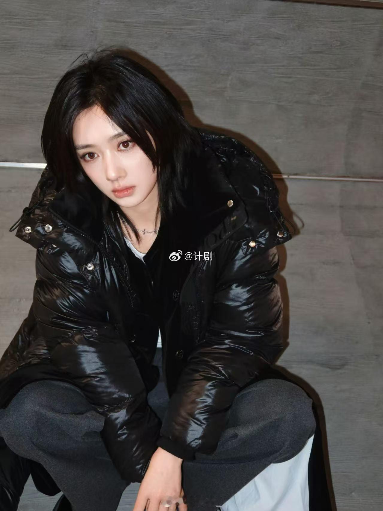 王影璐星光大赏外拍生图 她的骨相真的很适合这种略带雕塑感的造型，侧脸线条干净利落