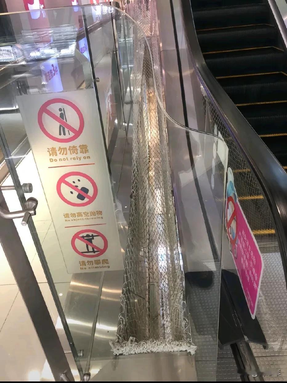 现在这个电梯也修复了。这波我不心疼小女孩，我只能说商家好倒霉。

去看了原视频，