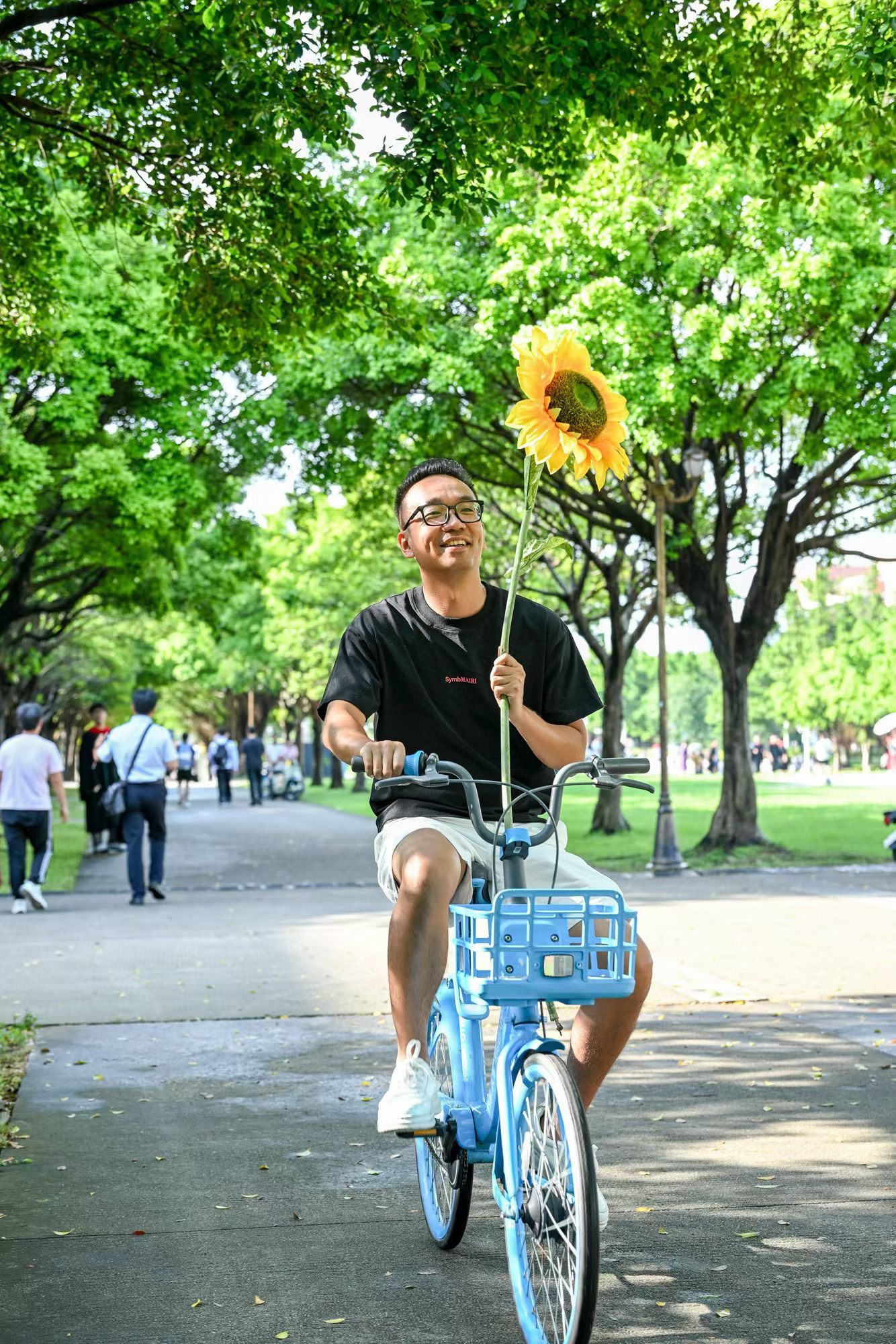 不要怪大雨滂沱，人生本就风雨兼程。 